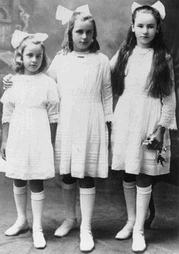 Photograph of Mary, Liela and Muriel NIELD